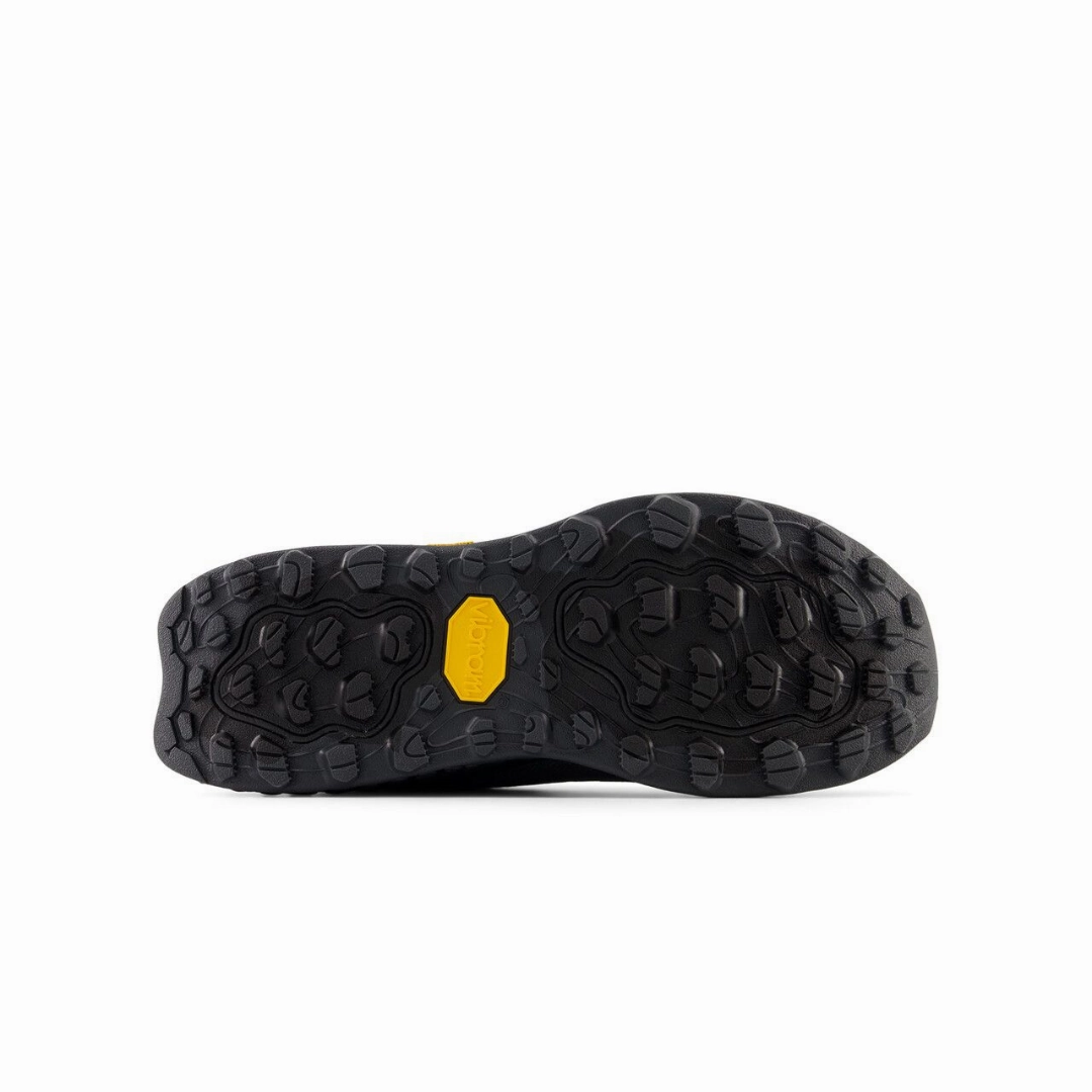 New Balance Womens Hierro v7 GTX - Trail Man With One Shoe Trailer