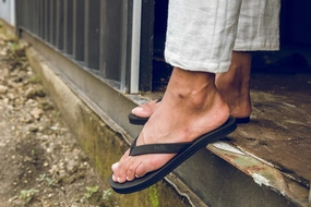 BLACK | THE ESSNTLS TIRE SOLE - Indosole Frye Leather Flip Flops