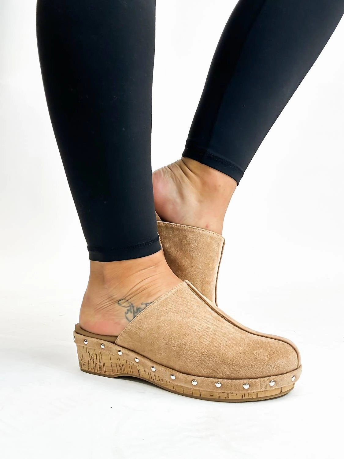 Women's Newbie Shoes In Camel Mia Alma Clogs